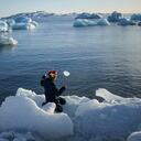 Un niño arroja hielo al mar en Nuuk, Groenlandia, el martes 11 de marzo de 2025.