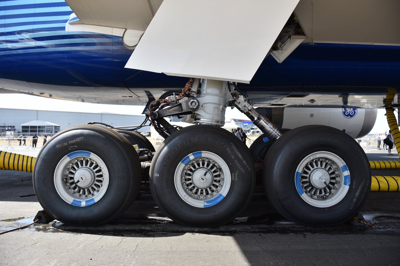 Las llantas de los aviones están hechas con materiales mucho más resistentes capaces de soportar hasta 20 toneladas de peso
