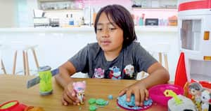 El padre de Ryan diseñó personajes animados para evitar que estuviera muy expuesto en los videos. El niño sube un clip diario a su canal Ryan’s World, en el cual realiza experimentos divertidos.