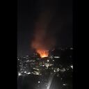 Debido al humo y la intensidad de las llamas, los habitantes tuvieron que ser evacuados de sus viviendas, mientras que los bomberos continúan en alerta por otros conatos en varias zonas de Santander. Foto: @lesliek502