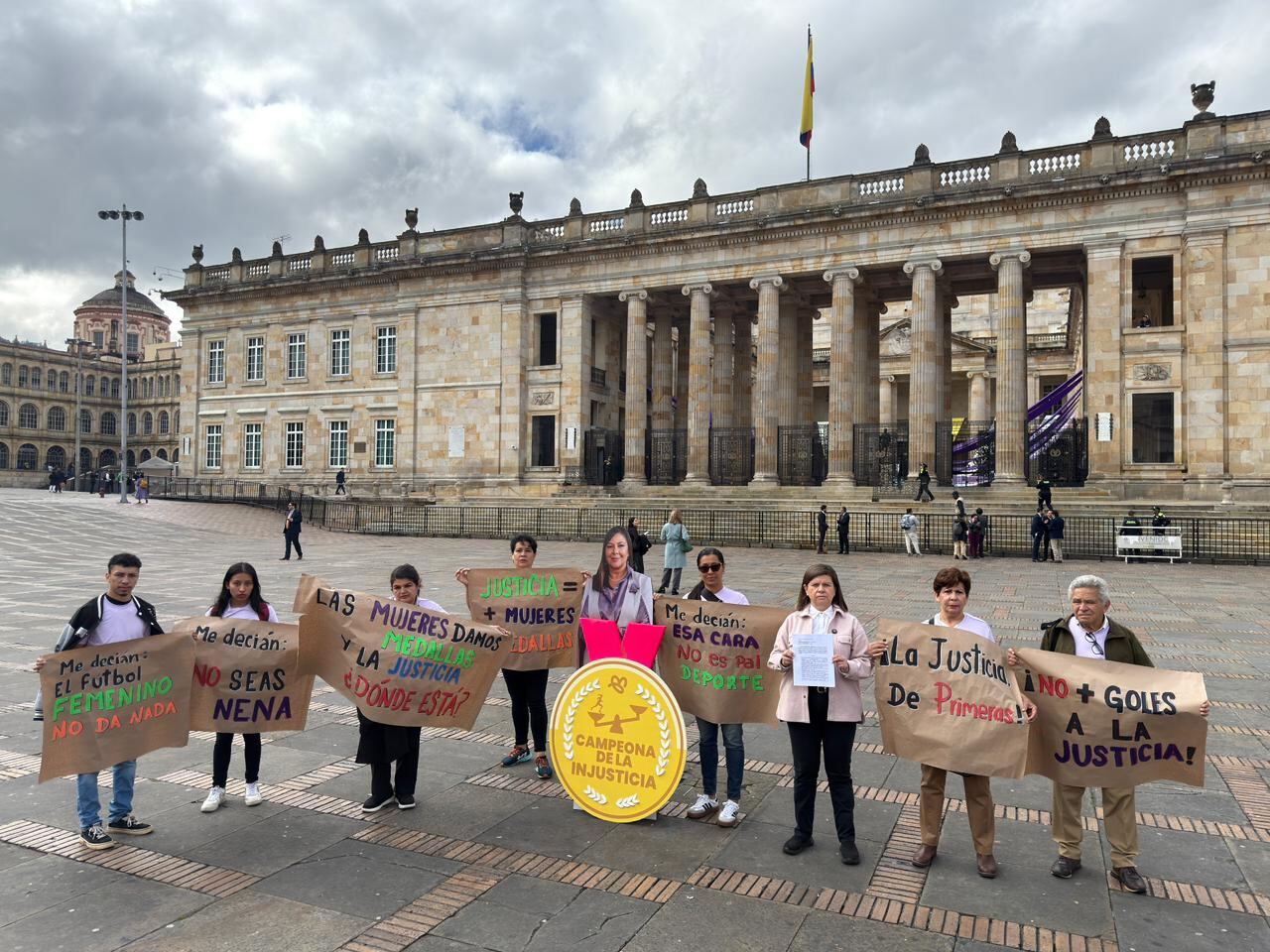 Figura de la fiscal Luz Adriana Camargo con denuncia por impunidad en casos de violencia de género.