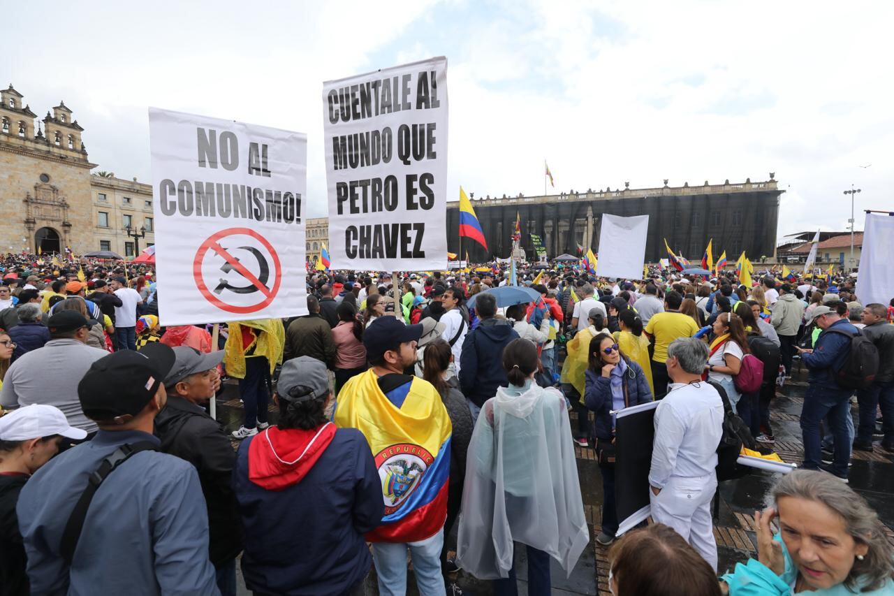 MARCHA 21 DE ABRIL EN CONTRA DEL GOBIERNO DE GUSTAVO PETRO BOGOTÁ en la plaza de Bolívar