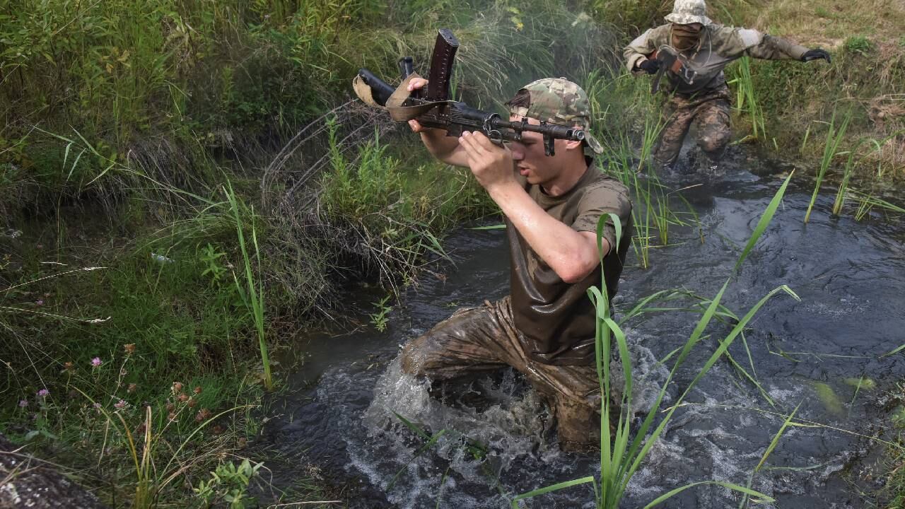 Entrenamiento militar realizado por voluntarios de las Fuerzas Armadas de Ucrania, en medio del ataque de Rusia.