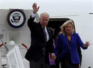 El vicepresidente de Estados Unidos, Joe Biden, y su esposa, Jill Biden, salen del avión a su llegada al aeropuerto militar de Catam.