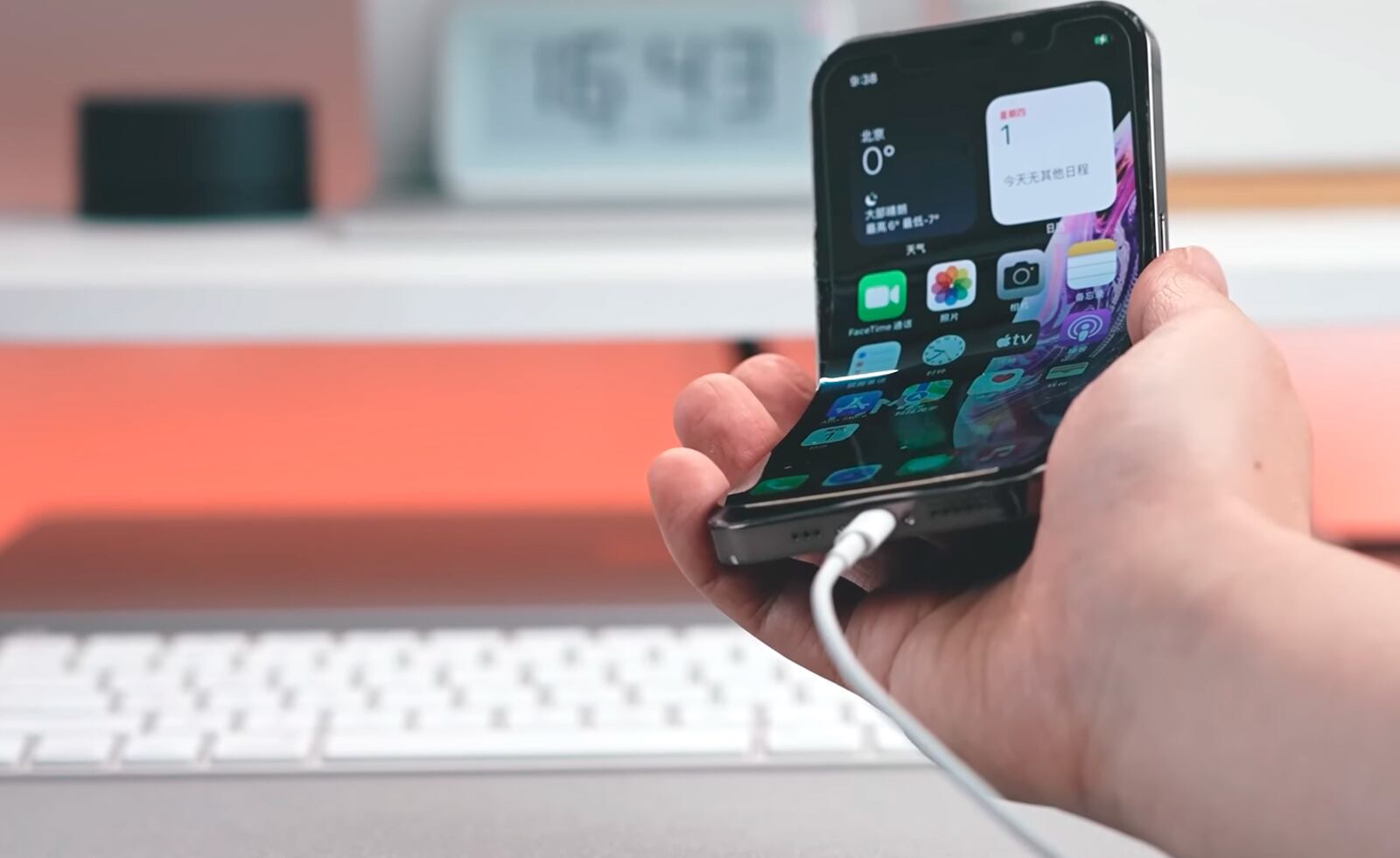 Los creadores de la versión no oficial del iPhone plegable admiten que su teléfono no es 100% funcional.