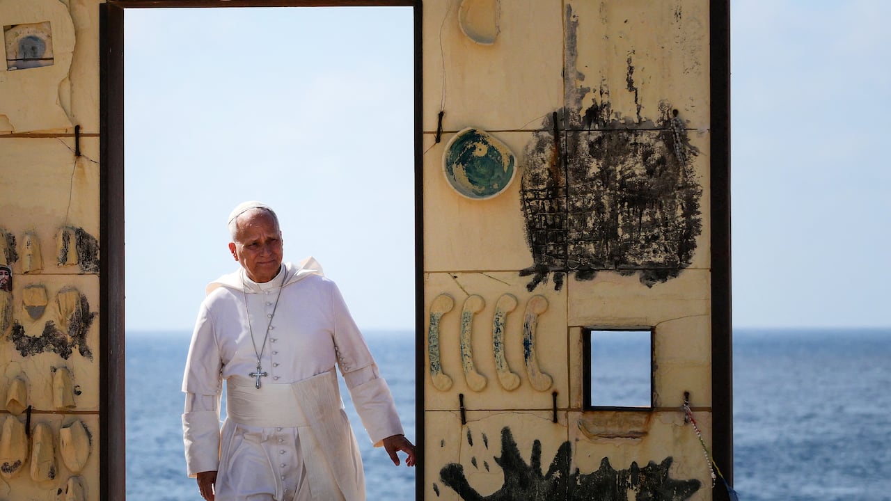Papa Leon XIV camina por la Puerta de Europa. "Desde este confín de Europa en el Mar Mediterráneo, se ve mejor la llamada que el fenómeno migratorio dirige a la sociedad europea", dijo el papa (Photo by Tiziana FABI / AFP) /
