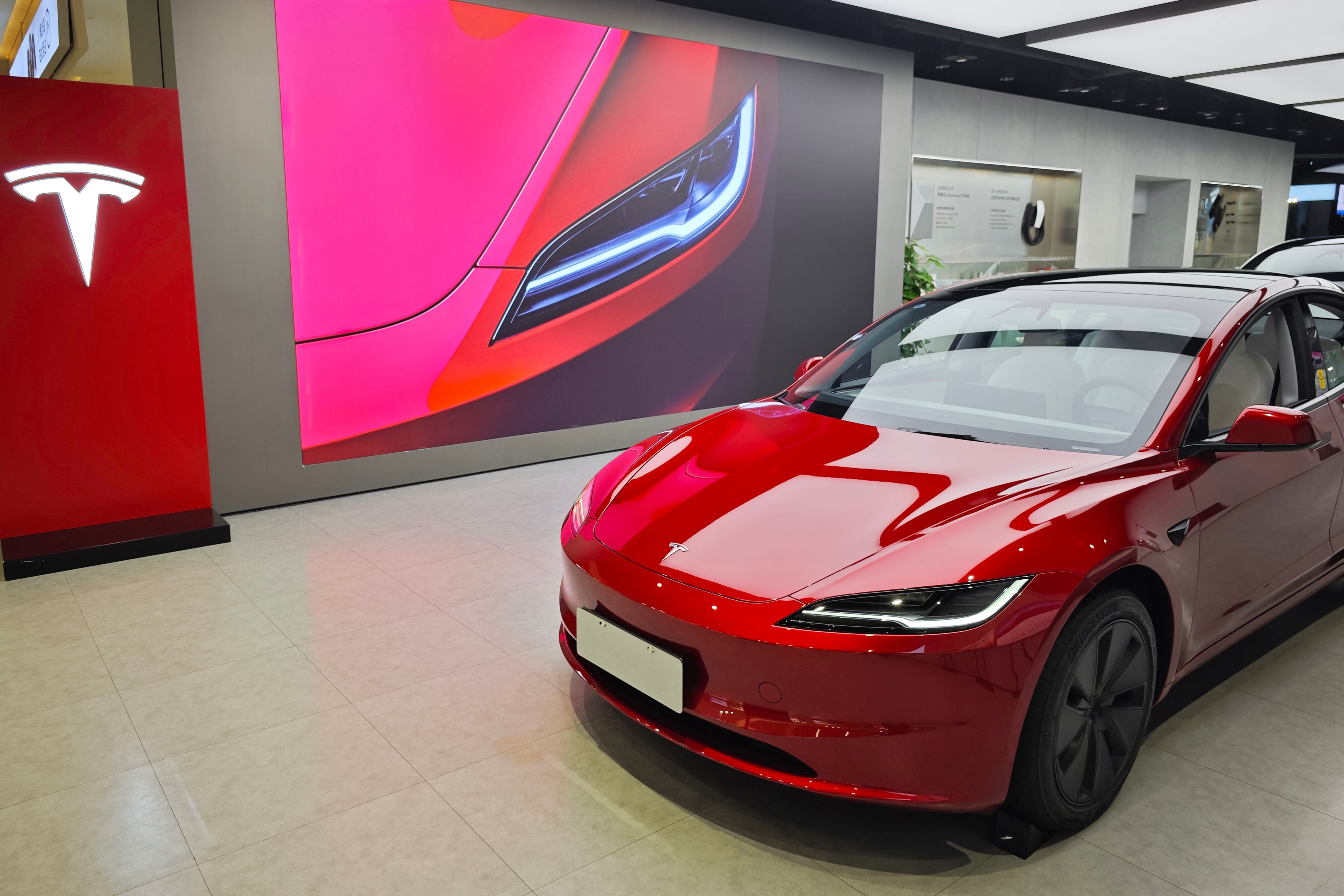 Tesla y Zeekr son dos de las compañías de carros eléctricos premium que se venden en Colombia.