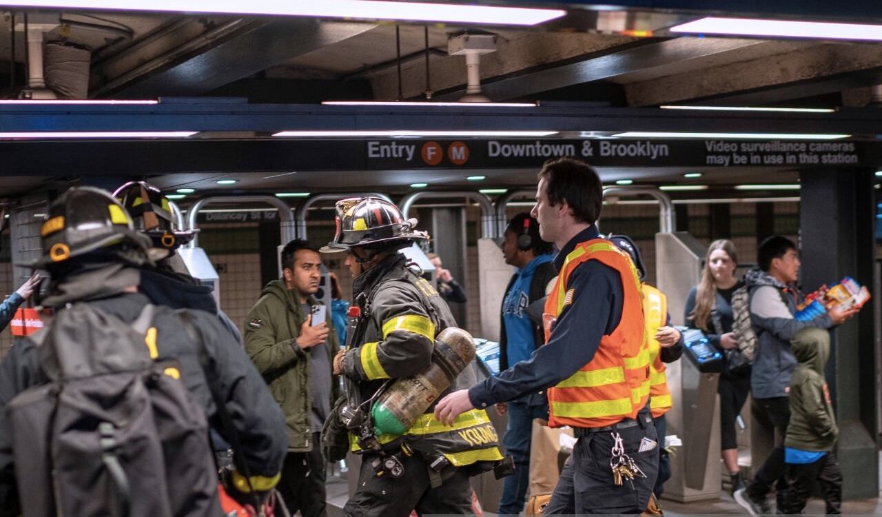 Las autoridades de Nueva York acudieron al lugar de los hechos para tratar de salvarle la vida a Jordan Neely