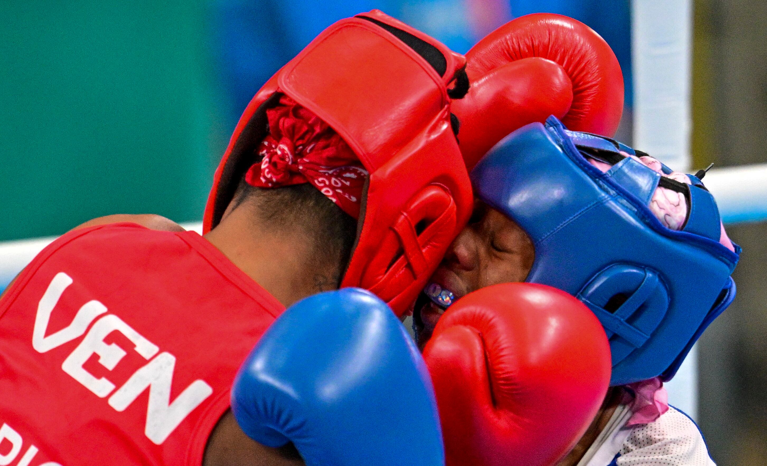 Angie Paola Valdés Pana (R) de Colombia lucha contra Krisandy Yusbeidi Ríos Ojeda de Venezuela durante el evento de boxeo femenino de cuartos de final de 60kg combate 107 de los Juegos Panamericanos Santiago 2023 en el Centro de Entrenamiento Olímpico (CEO) de Santiago el 25 de octubre de 2023. (Foto de MARTÍN BERNETTI / AFP)