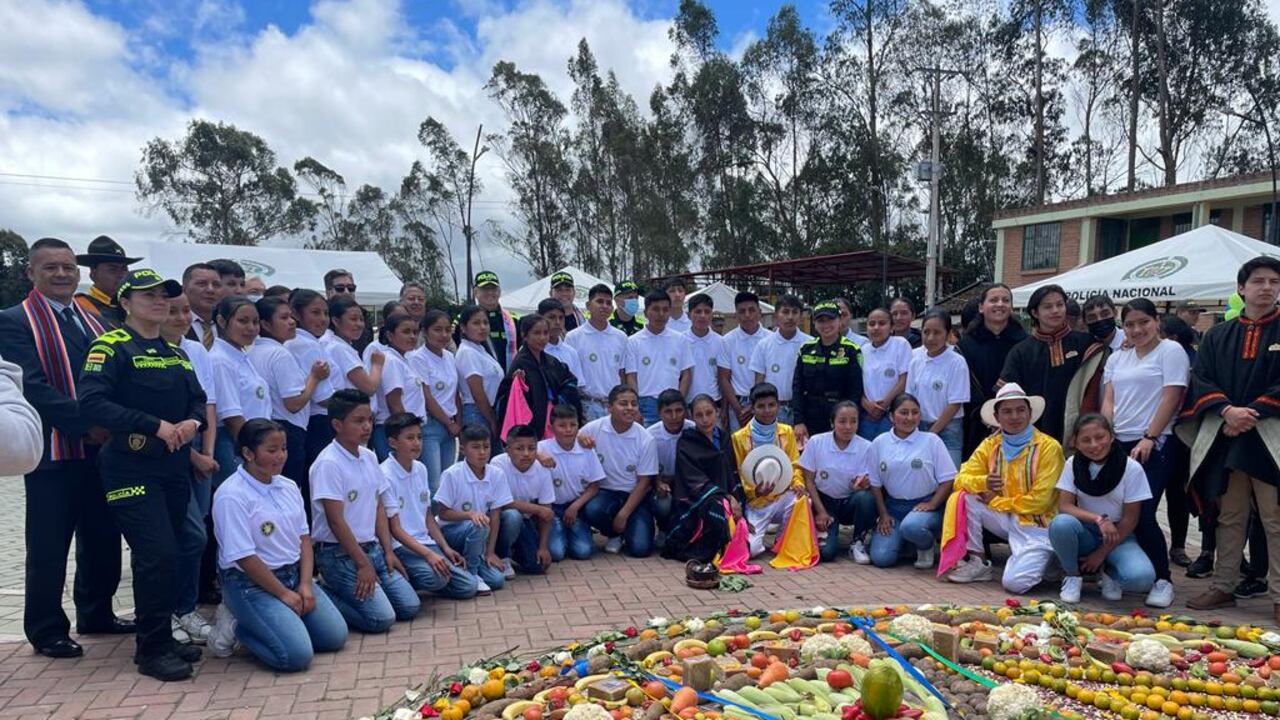 Graduación de niños indígenas como policías cívicos en Nariño