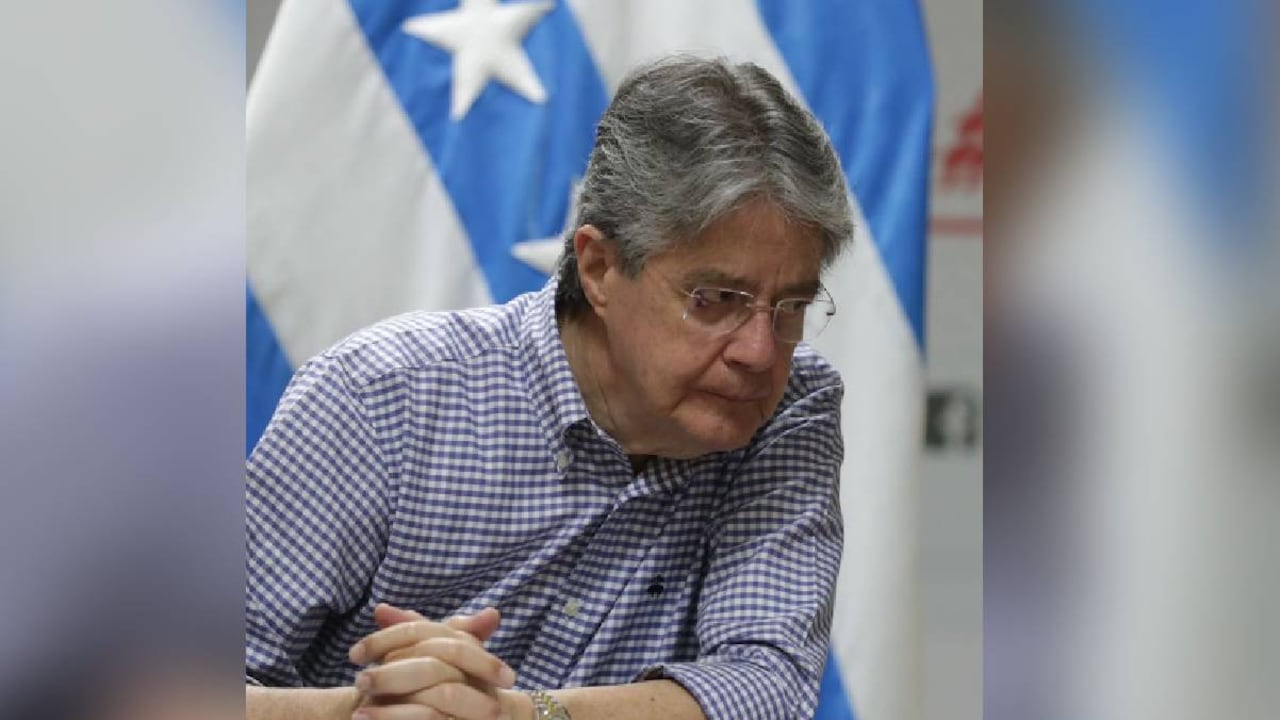 Según precisa el comunicado del Gobierno de Ecuador, la intensión de la cirugía, es tratar la pequeña herida que tiene Lasso en su parpado inferior derecho.