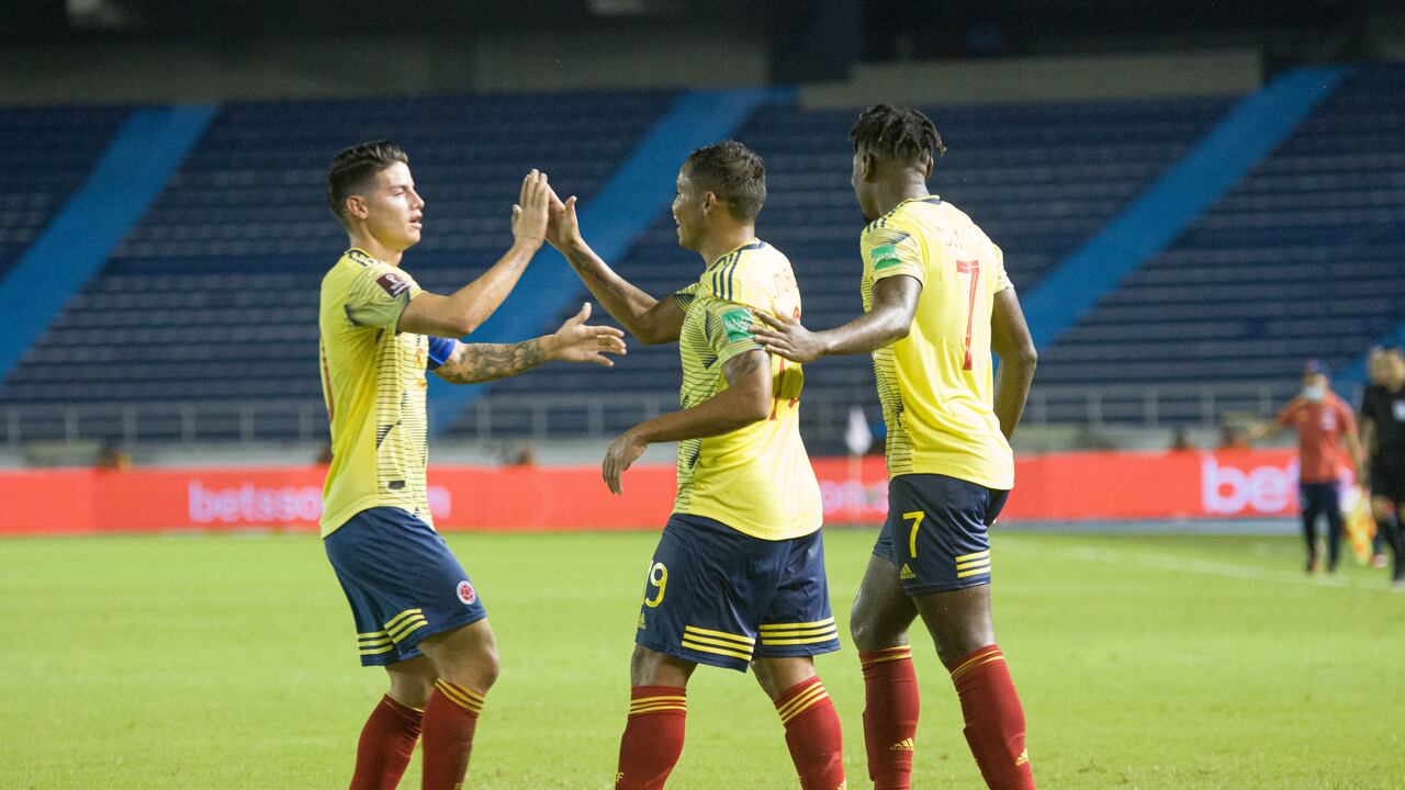 Duvan Zapata, James Rodríguez y Muriel, jugadores de la Selección Colombia celebran primer gol de la Selección frente a Venezuela, camino a Qatar 2022.