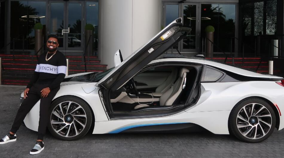 En sus publicaciones suele compartir fotografías acompañado de gente reconocida, autos de lujo y rodeado de despampanantes mujeres.