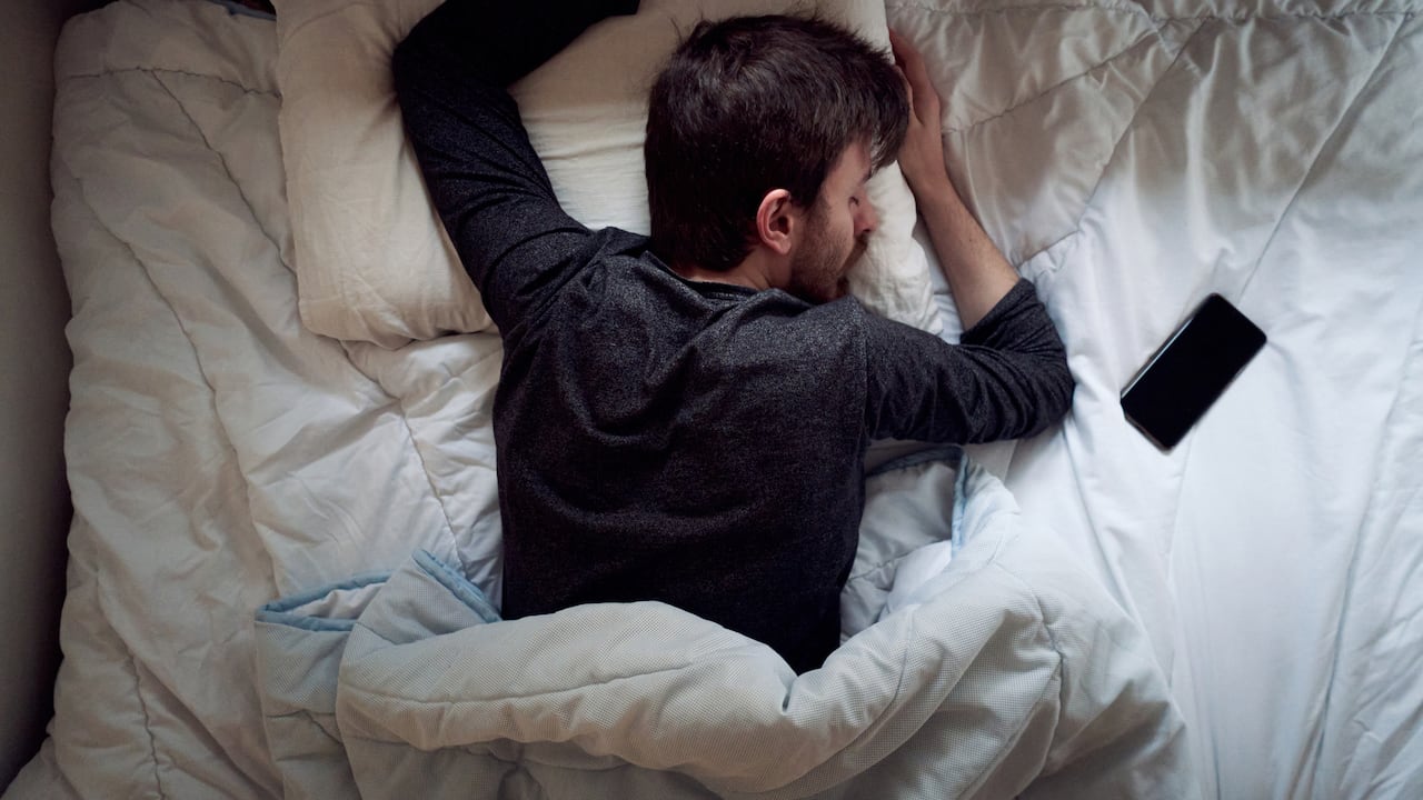 Mantener el celular en un lugar adecuado mientras se duerme no solo evitará los daños en el móvil, sino que puede prevenir algunos problemas de salud.