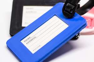 Las etiquetas en las maletas de viaje cumplen funciones determinantes.