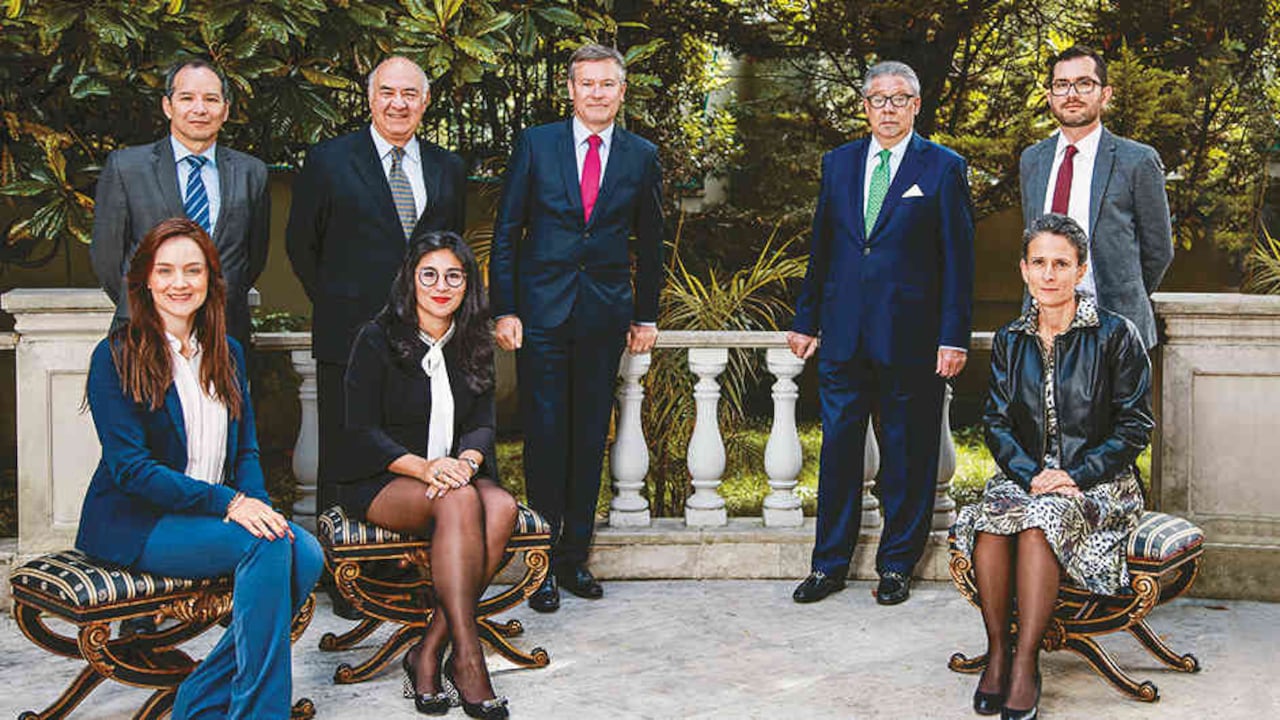 De izquierda a derecha: De pie: Coronel Álvaro Molano, representante de la Corporación de la Industria Aeronáutica Colombiana-CIAC; Gustavo Gaviria Ángel, Presidente de la Junta y fundador de AEC, Gautier Mignot, embajador de Francia en Colombia, Rafael Mejía, presidente de la Bolsa Mercantil; Iván Durán, asesor en Dirección Desarrollo Digital-DNP. Sentadas: Paola Bonilla, subdirectora de Prospección Tecnológica- DNP; Pilar Zamora Acevedo, Directora Ejecutiva y cofundadora Agencia Espacial de Colombia y TC María Concepción Rodríguez, agregada de Defensa Embajada de Francia en Colombia y Panamá.