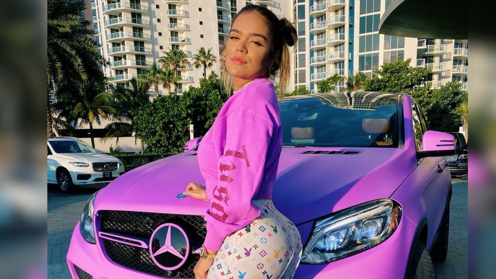 Así es la lujosa colección de carros de Karol G: valen una fortuna