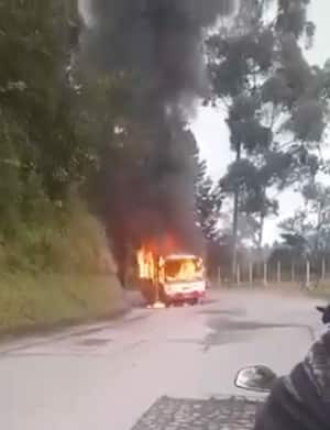 Hombres armados obligaron al conductor a detener el bus y luego de obligar a los pasajeros a abandonarlo procedieron a quemarlo.