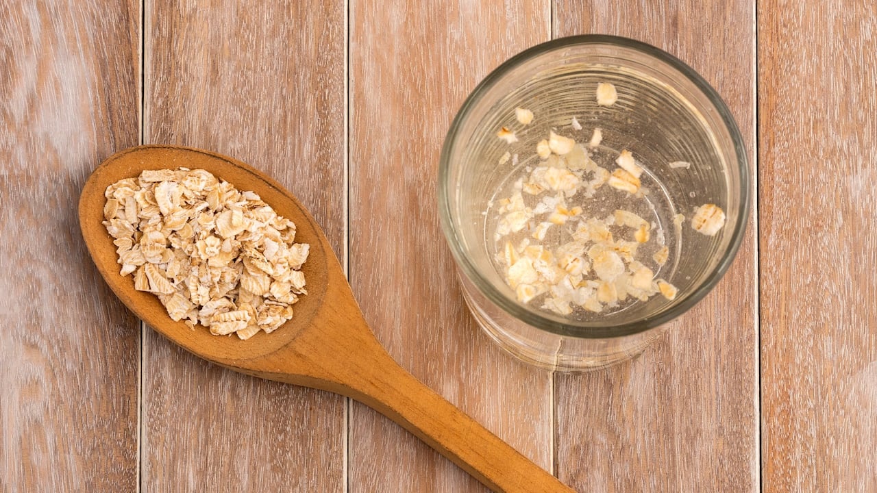 El agua de avena contiene grandes cantidades de fibra dietética que, junto con sus antioxidantes, ayudan a minimizar la absorción de lípidos y azúcares en el intestino.