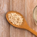 El agua de avena contiene grandes cantidades de fibra dietética que, junto con sus antioxidantes, ayudan a minimizar la absorción de lípidos y azúcares en el intestino.