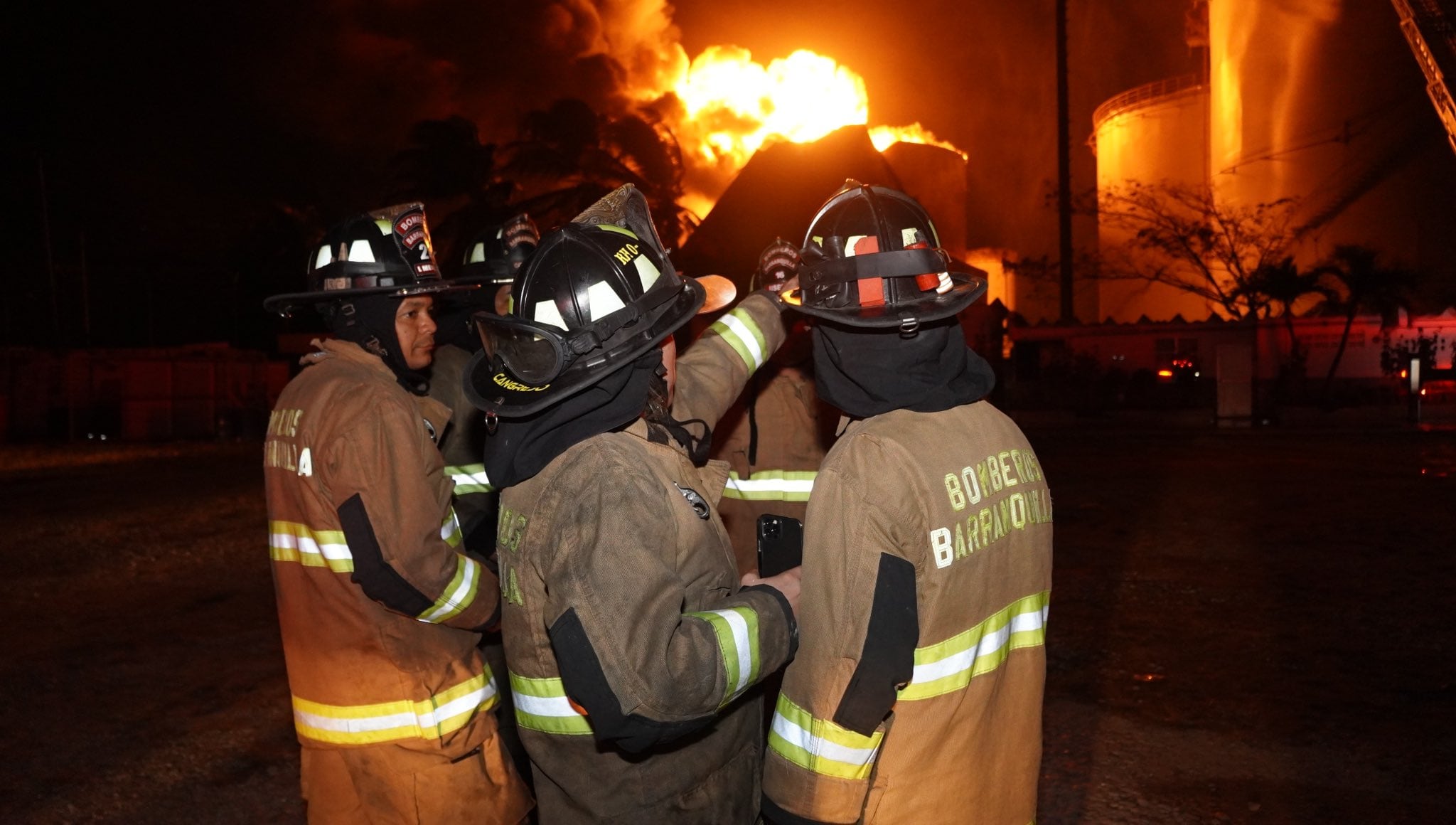 El punto de la emergencia sigue ardiendo en llamas.