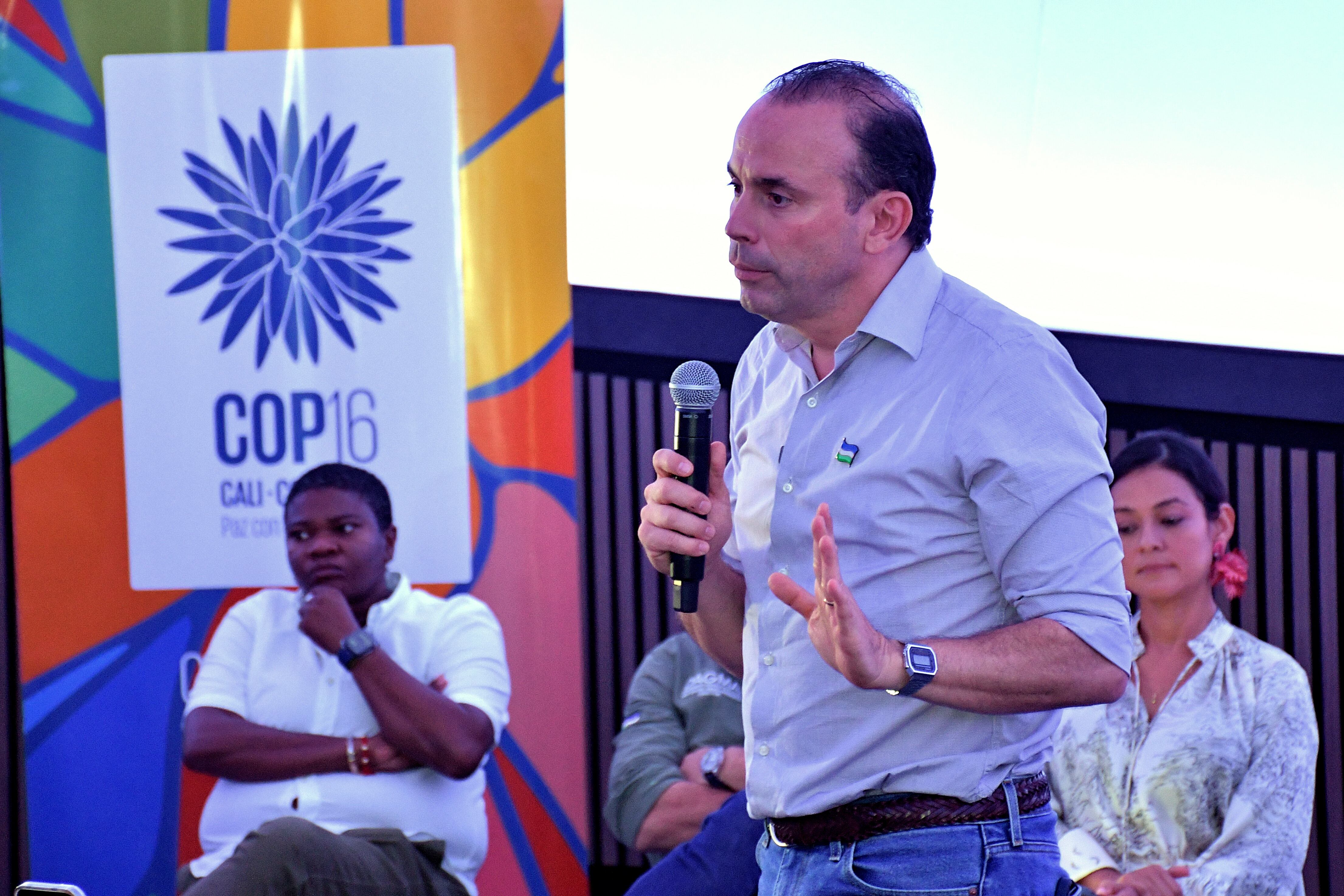 Este jueves, durante una rueda de prensa, el Alcalde de Cali, Alejandro Eder, presentó los avances y la programación de la COP-16, Cumbre Mundial de Biodiversidad, destacando la importancia de involucrar a los caleños a través de una agenda cultural y académica. Esta cumbre, considerada una de las más relevantes a nivel global en temas ambientales, se llevará a cabo en Cali del 21 de octubre al 1 de noviembre, y contará con diversas actividades distribuidas en toda la ciudad para asegurar la participación ciudadana. Fotos Raúl Palacios / El Pais.