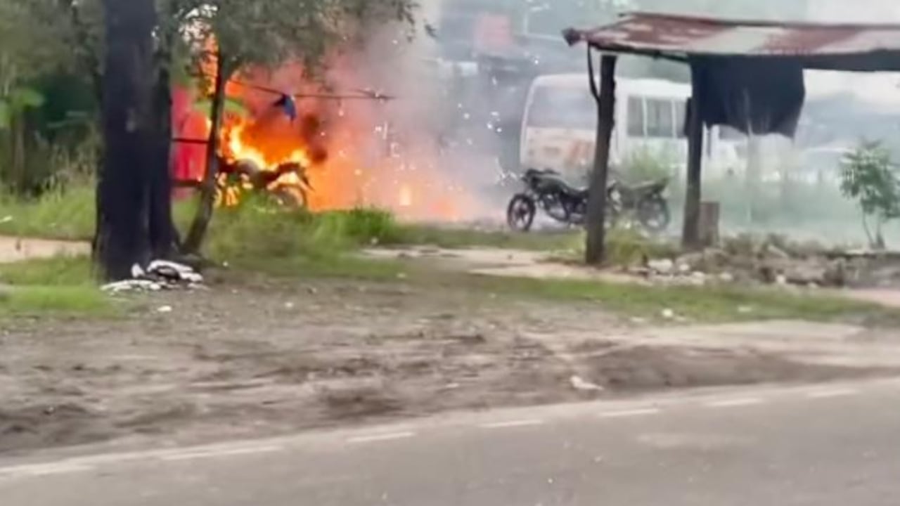 Artefactos de pólvora causaron gran incendio cerca una gasolinera en Santander.