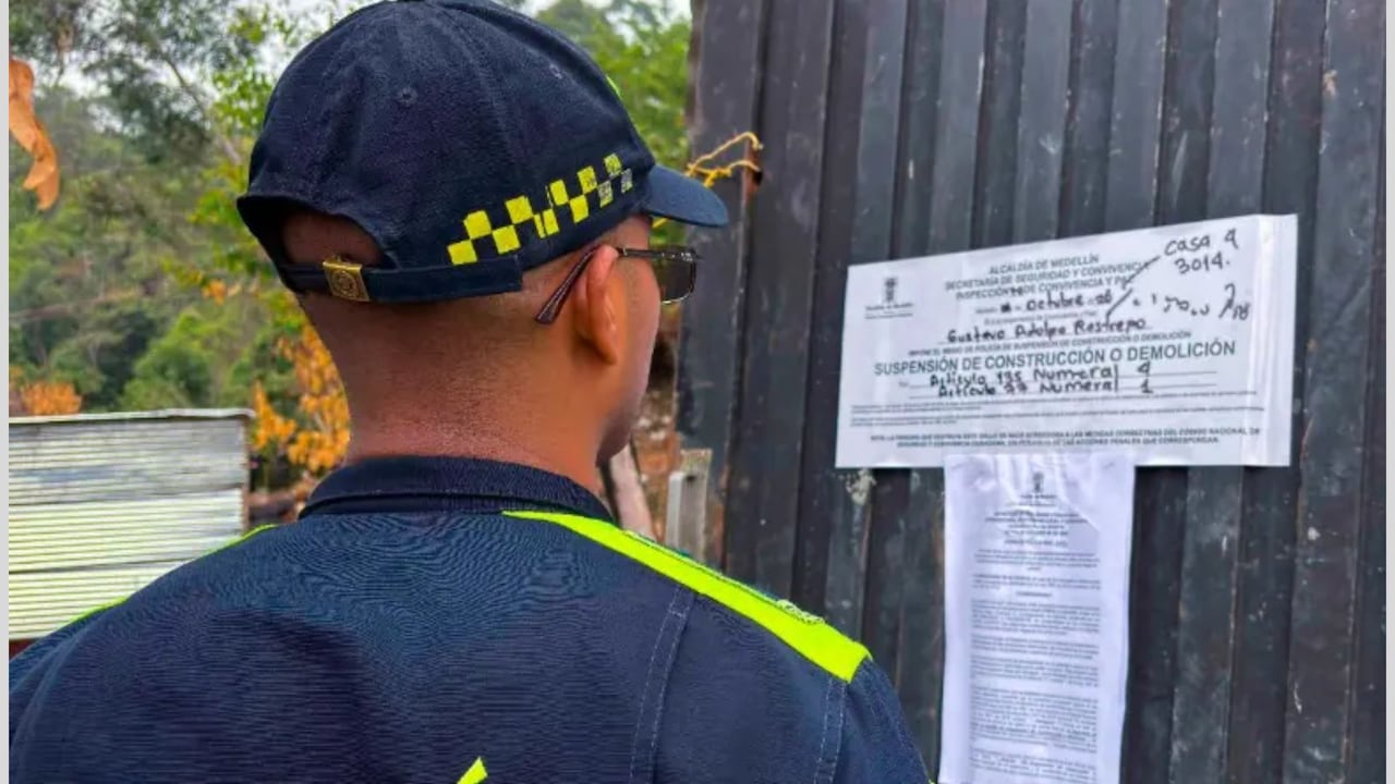 Policía sella obra en Altavista.