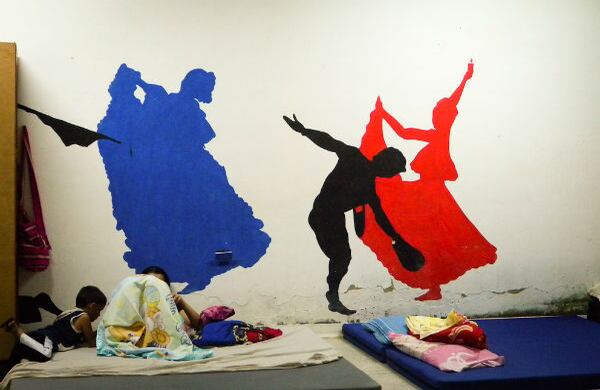 Durante los días que este corresponsal estuvo en El Tarra, cerca de un centenar de sus habitantes se desplazaban por las noches a dormir en uno de los refugios de emergencia que la alcaldía dispuso en la Casa de la Cultura. La gente que vive en los alrededores de la estación de policía y de la base militar abandona sus casas para guarecerse de posibles ataques. Quienes habitan a lo largo del retén militar que está a la entrada del pueblo dejaron sus viviendas permanentemente, al verlas convertidas en blanco de los ataques de la guerrilla, que utiliza contra los uniformados armamento artesanal, como los cilindros, que no tiene puntería y termina destruyendo bienes civiles.