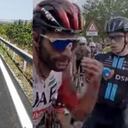 Fuerte discusión de Fernando Gaviria con otro ciclista en meta de la etapa 6 | Giro de Italia 2022