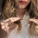 Reparar el cabello seco con miel.