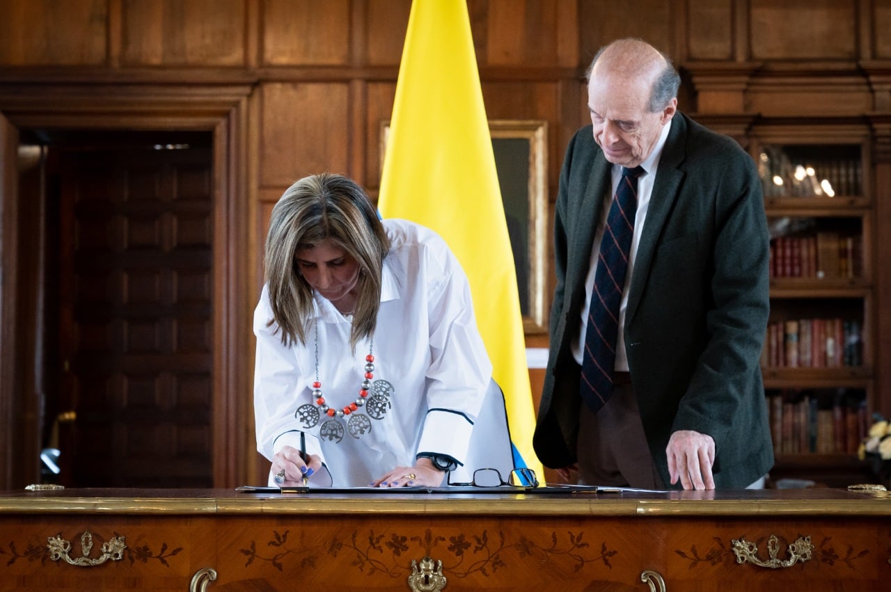 Canciller Álvaro Leyva posesionó a Laura Gil