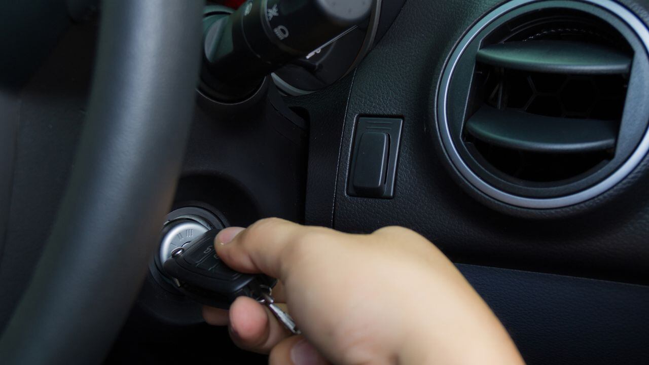 La razón por la que no debe acelerar un carro al encenderlo.