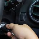 La razón por la que no debe acelerar un carro al encenderlo.