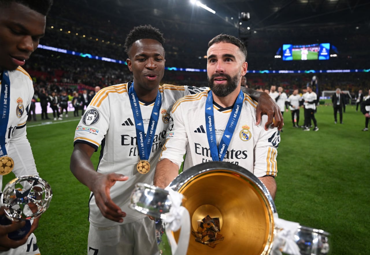 LONDRES, INGLATERRA - 1 DE JUNIO: Daniel Carvajal y Vinicius Junior del Real Madrid celebran con el Trofeo de la Liga de Campeones de la UEFA tras la victoria de su equipo durante el partido final de la Liga de Campeones de la UEFA 2023/24 entre el Borussia Dortmund y el Real Madrid CF en el estadio de Wembley el 1 de junio. 2024 en Londres, Inglaterra. (Foto de Michael Regan - UEFA/UEFA vía Getty Images)