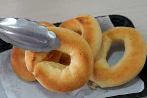 El esponjoso y delicioso Pandebono fue reconocido internacionalmente por la firma Taste Atlas como el ‘Mejor pan del mundo’. El alcalde de Santiago de Cali, Alejandro Eder, celebró la noticia y mandó un saludo y reconocimiento a todas las panaderías, locales y establecimientos que fortalecen la identidad caleña desde la gastronomía:, colocando este pan a los ojo del mundo. Si algo tiene potencial es la gastronomía