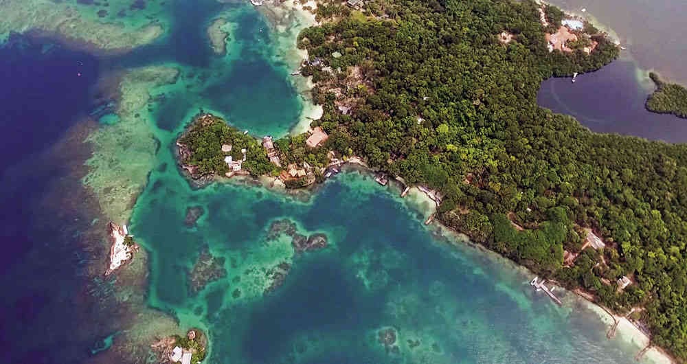 Imagen aérea de la isla de Tierra Bomba y el arrecife de Varadero.