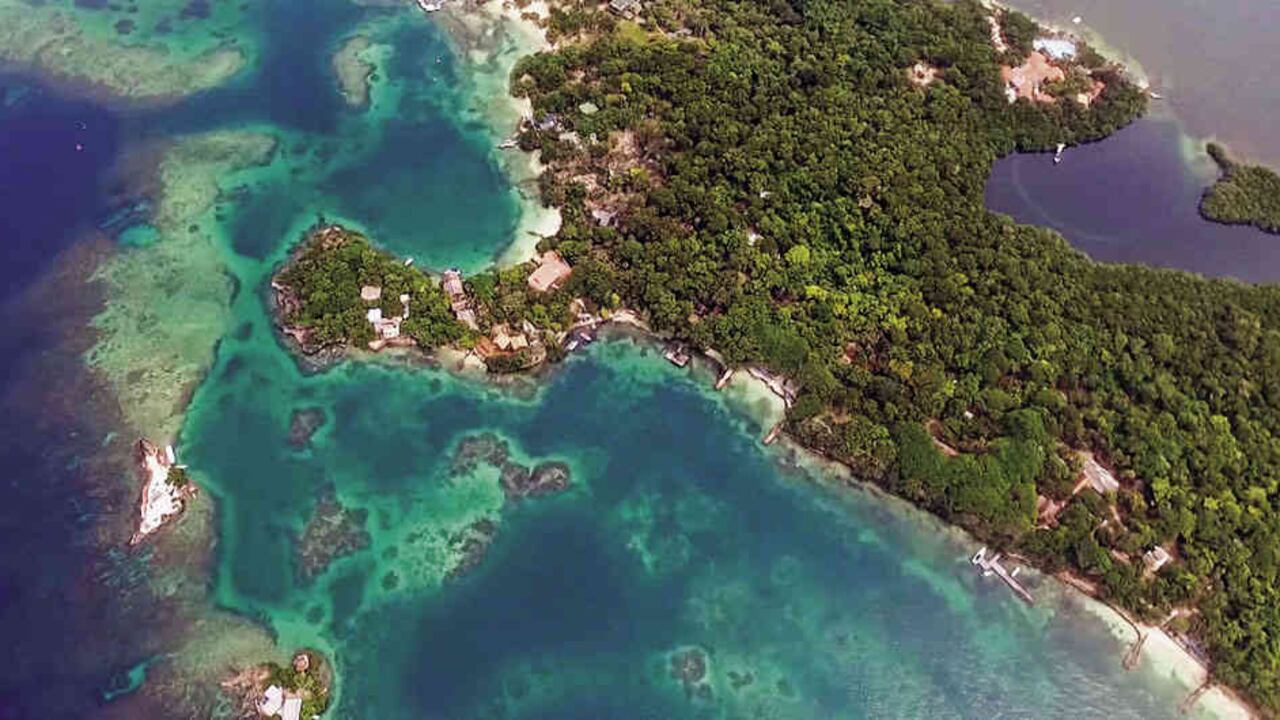 Imagen aérea de la isla de Tierra Bomba y el arrecife de Varadero.