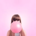 Foto de referencia de una persona masticando chicle