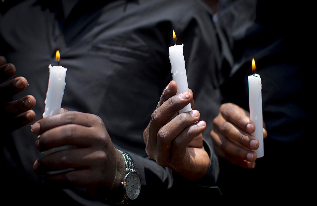 Estudiantes visten camisas negras y sostienen velas durante la marcha en memoria de las víctimas del ataque a la Universidad de Garissa, también protestan por la falta de seguridad en el centro de Nairobi, Kenia.(AP)