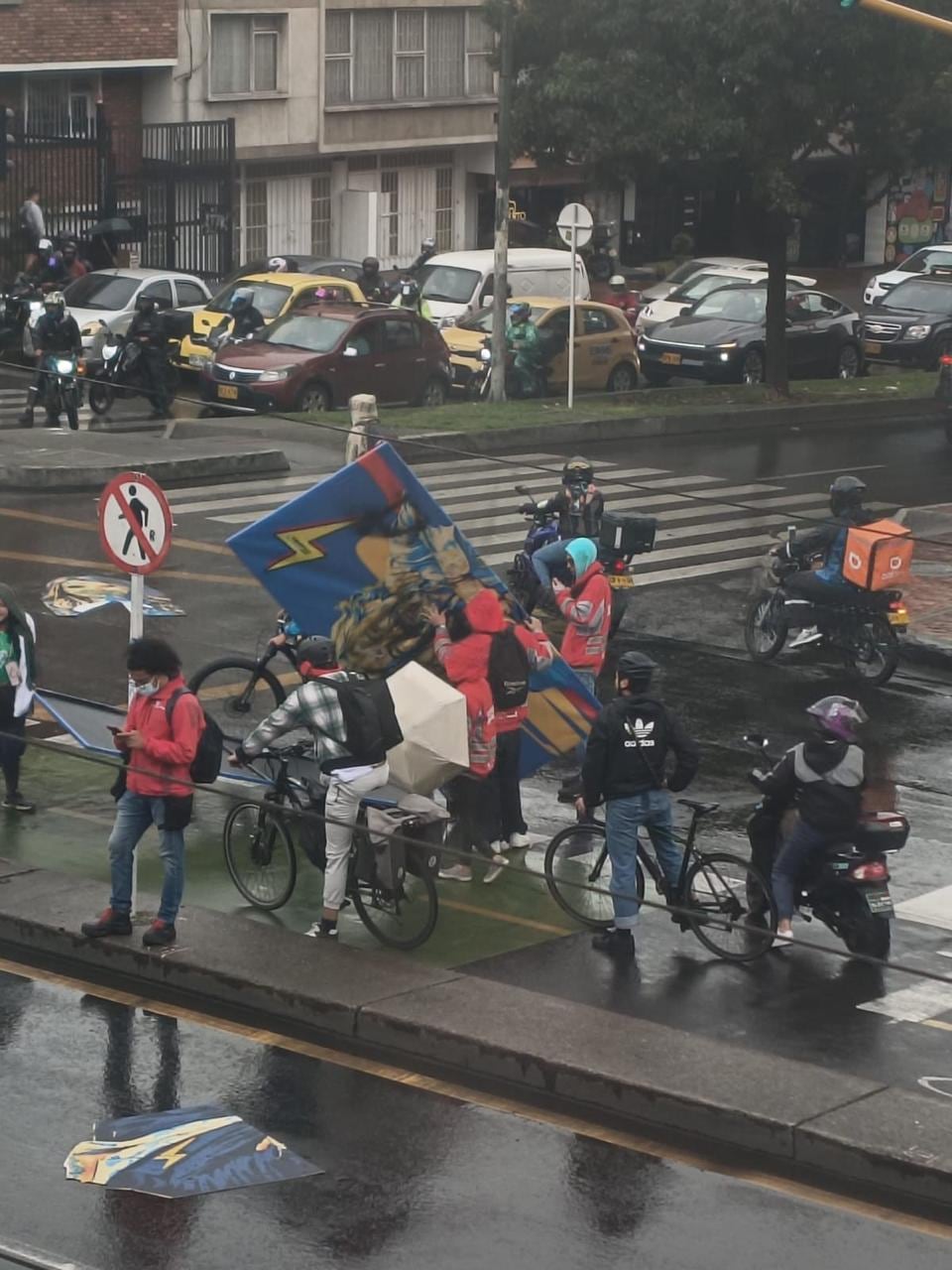 Vandalizan sede de Paloma Valencia.