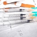 Las jeringas cargadas con la vacuna Pfizer están listas para usarse en un sitio de vacunación COVID-19 abierto en el Auditorio Rose E. McCoy en el campus de la Universidad Estatal de Jackson en Jackson, Miss. (Foto AP / Rogelio V. Solis)