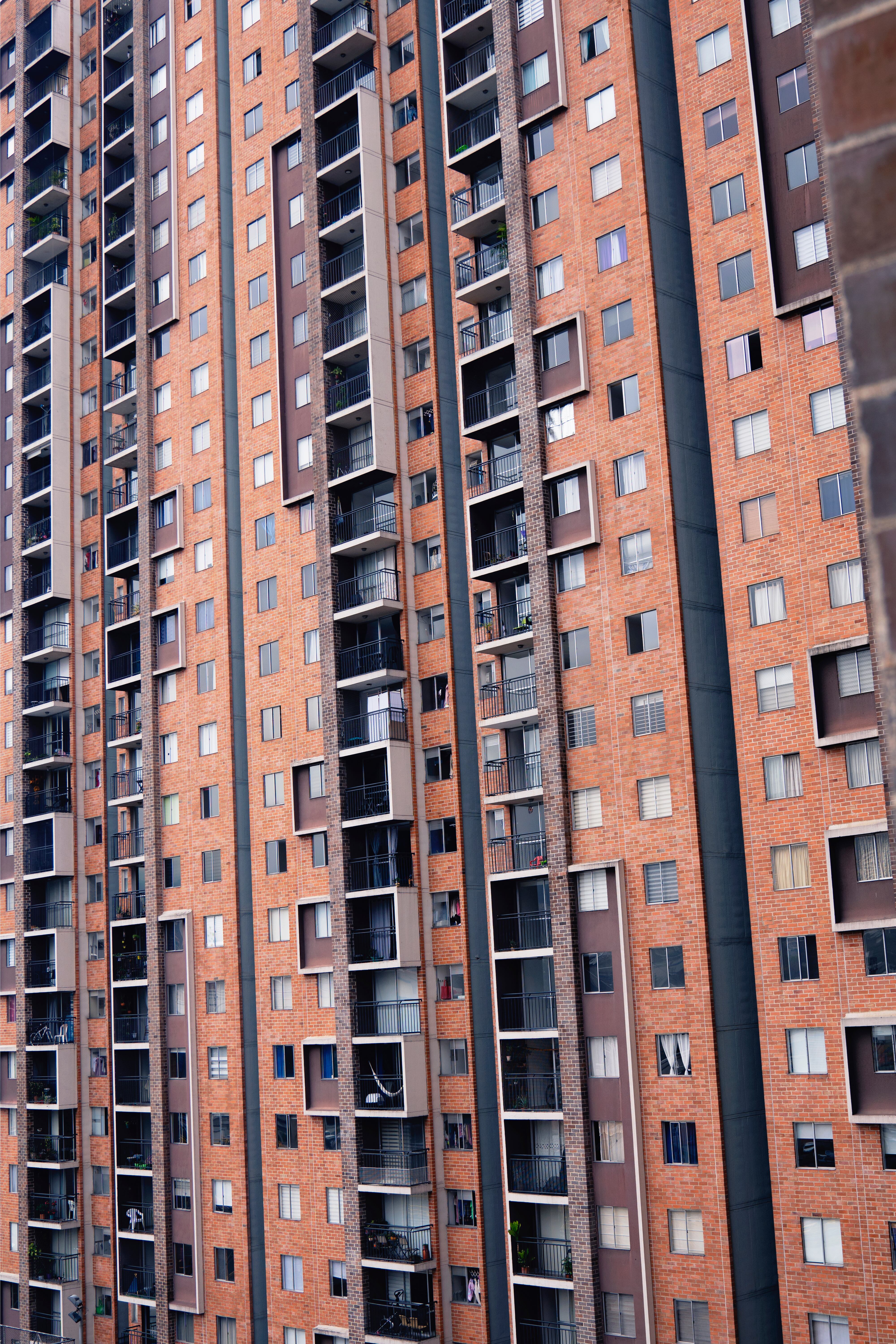 Los expertos recomiendan mantener la calma y no salir del lugar.