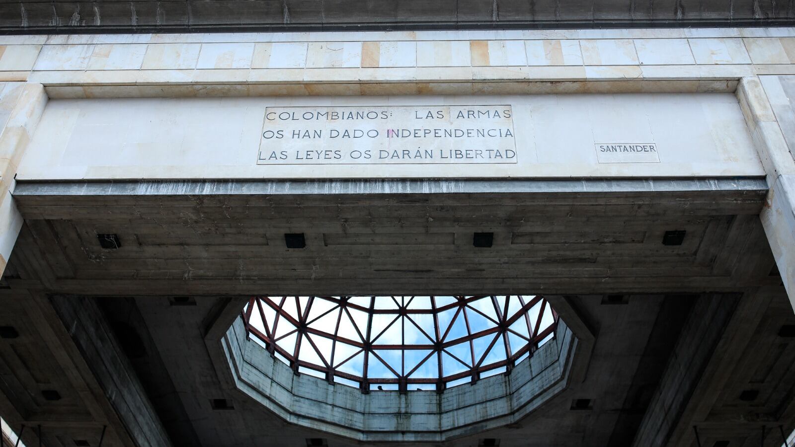 El Palacio de Justicia de Colombia, escenario de uno de los capítulos más sombríos de la historia del país, se alza hoy en el mismo lugar que lo vio arder los días 6 y 7 de noviembre de 1985. Casi un centenar de muertos, al menos once desaparecidos, más de treinta heridos, muchas historias por contar y más de una verdad pendiente son el saldo aterrador.