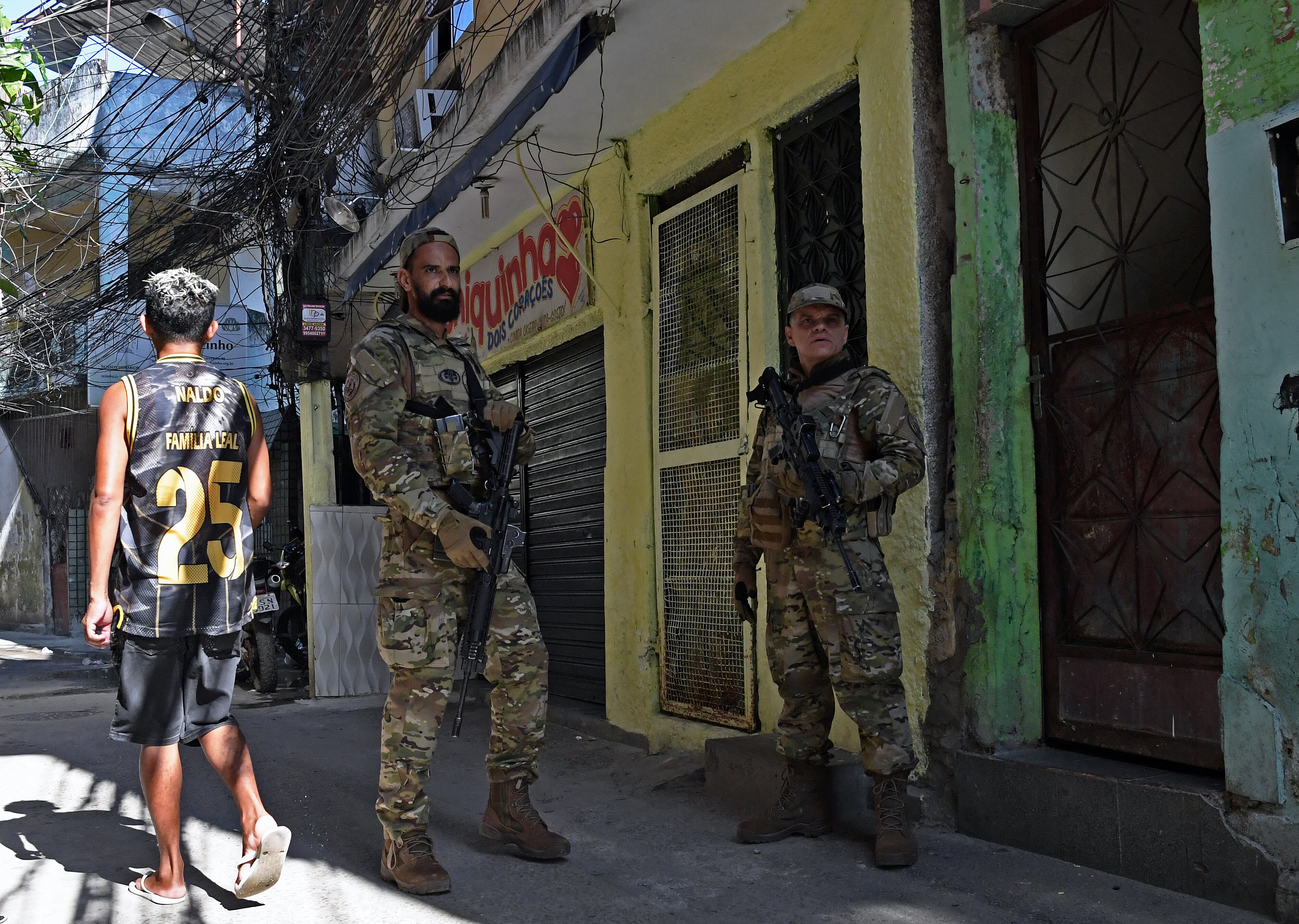 Miembros de la policía brasilera hacen presencia en una favela de Río de Janeiro. (Photo by Carl DE SOUZA / AFP)
