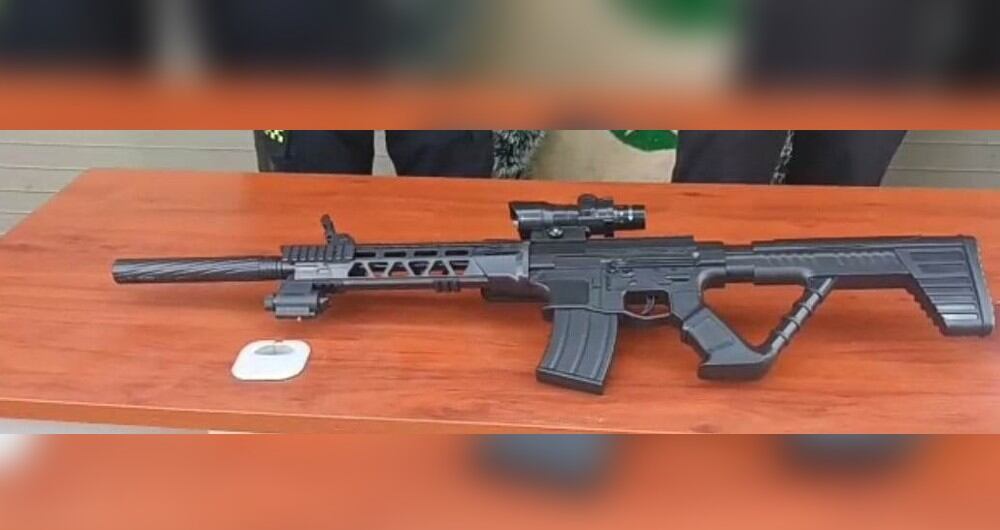 Este es el fusil con el que el hombre disparaba los balines metálicos