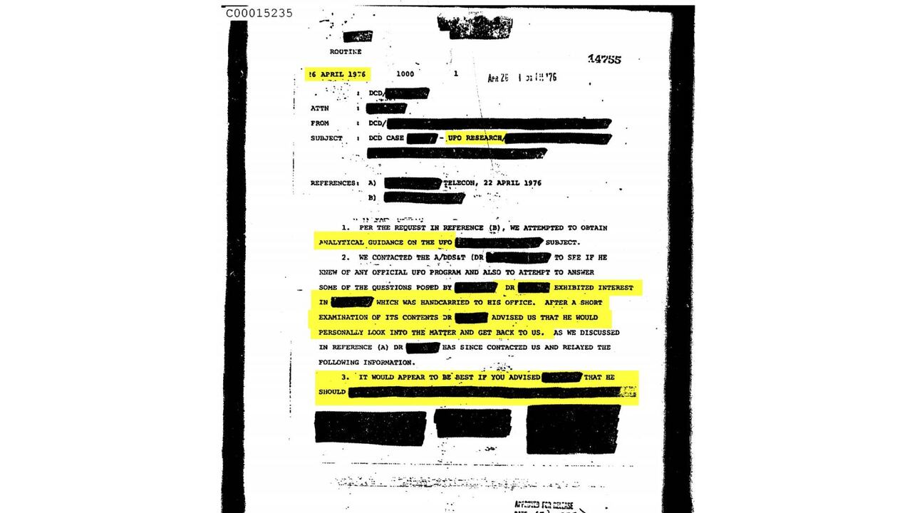 Este documento de la CIA da cuenta de que al subdirector Adjunto de Ciencia y Tecnología se le mostró “algo” relacionado con un ovni y se lo llevó en la mano. Decidió que lo investigaría personalmente y, después, dio consejos sobre cómo seguir adelante. El consejo está clasificado.