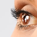 Con el paso del tiempo y el uso de maquillajes, las pestañas van perdiendo su fuerza.