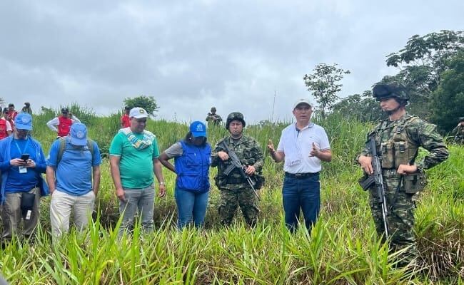 El alcalde Willy Alejandro Rodríguez  llegó hasta la zona para dialogar con las comunidades y los soldados. Pide diálogo.