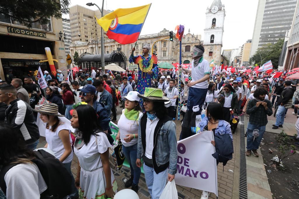 Marchas hacia la plaza de armas y plaza de Bolívar en Bogotá